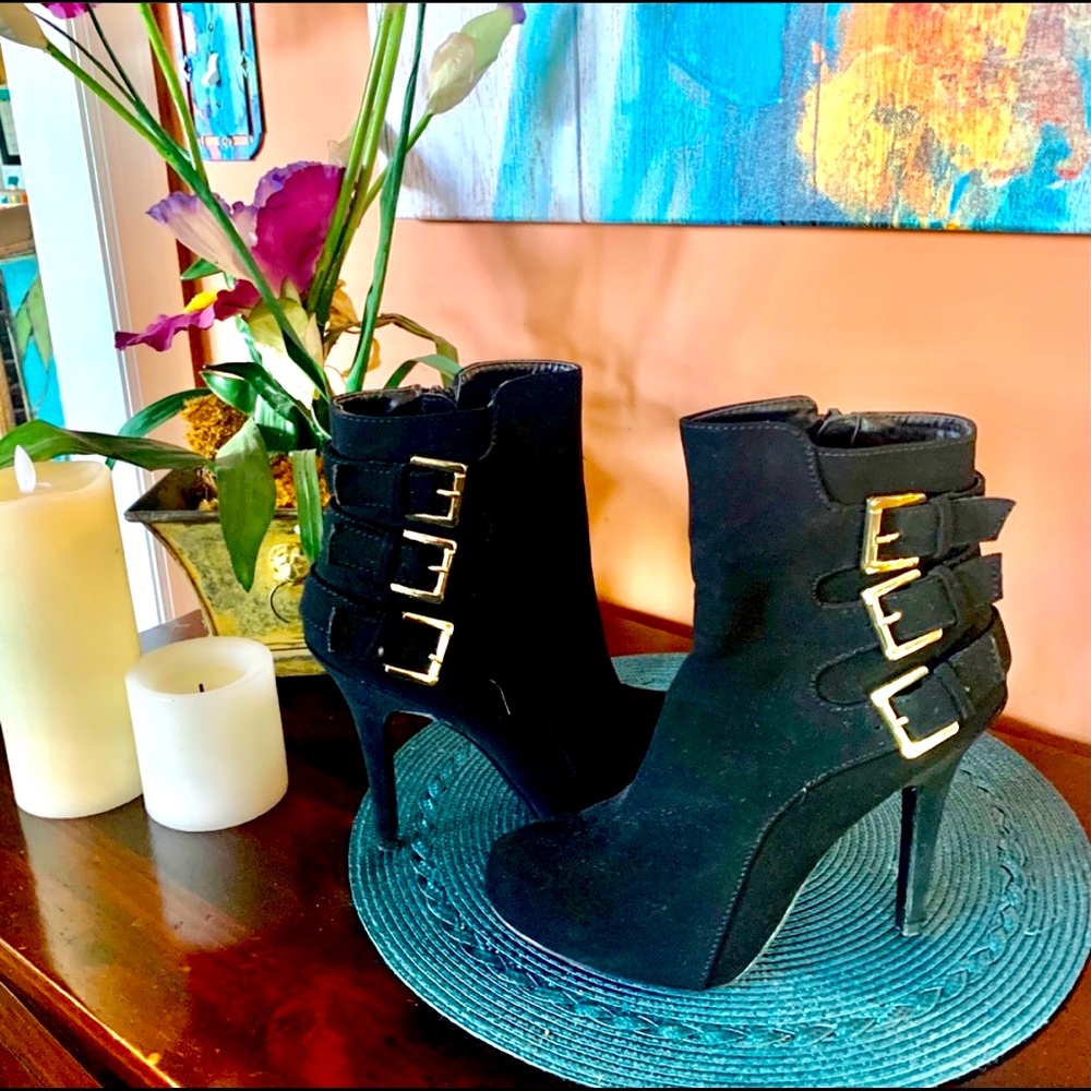 Gorgeous Faux Suede Booties 7M
